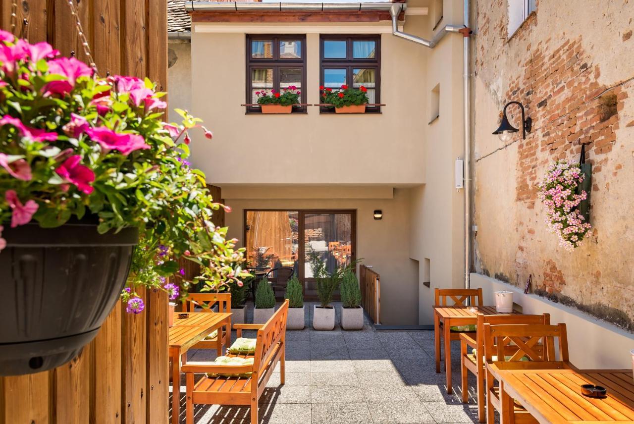 Blumenhaus Sibiu Aparthotel ภายนอก รูปภาพ